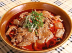 微辣锅底热水烫牛肉，尽享鲜美滋味
